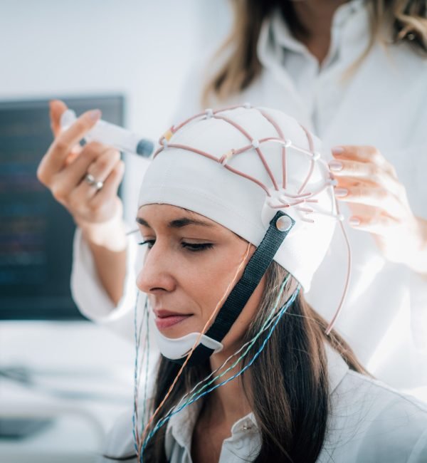 A Image showing how neurofeedback and QEEG brain mapping work.